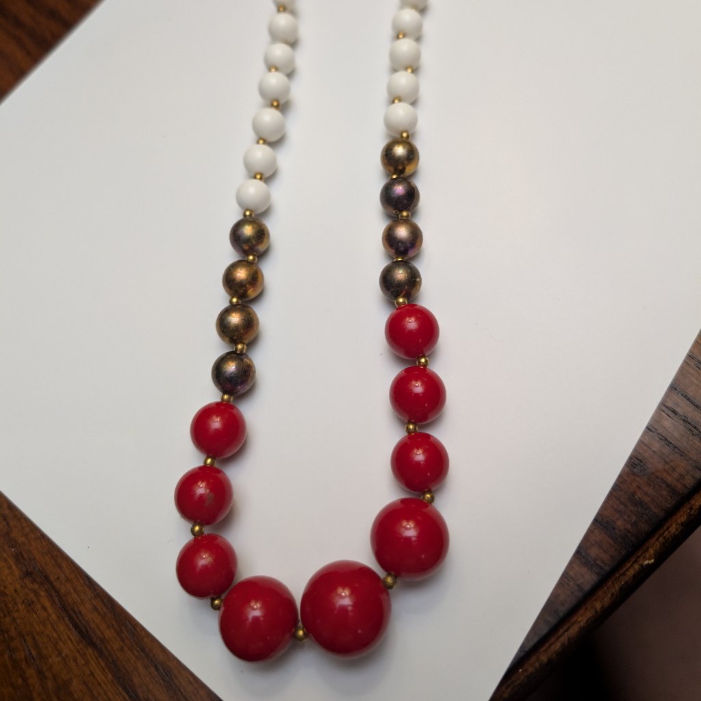 Vintage Signed Carol Dauplaise Bead Necklace 22 Inches - White Gold And Red 22$